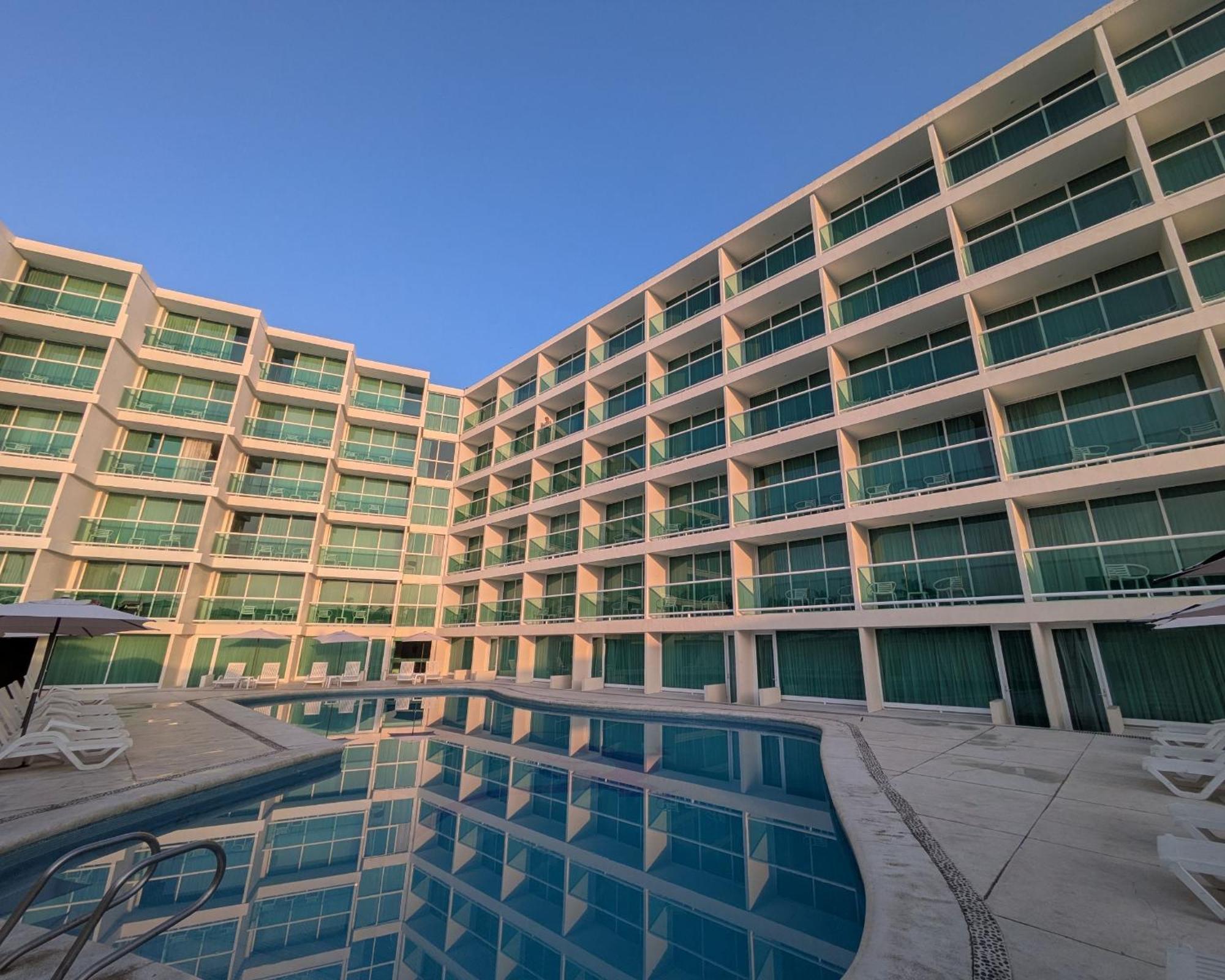 We Hotel Acapulco Bagian luar foto